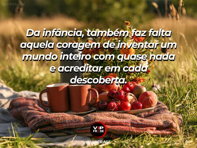 Frase sobre saudade com pipas coloridas pousadas em grama sob céu azul.
