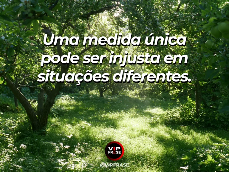 Frase de sabedoria sobre justiça diante de situações diferentes, com canteiros com plantas diferentes sob regas delicadas e sol.