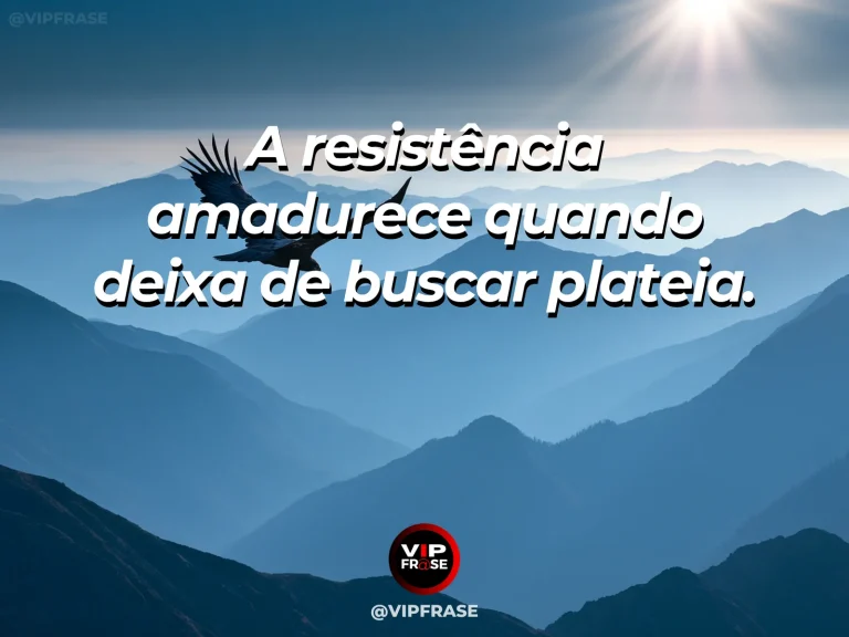 Frase de força sobre liberdade do aplauso, ilustrada por uma águia planando distante acima de um vale sem espectadores.