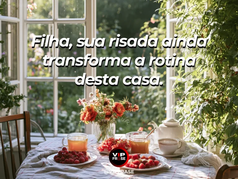 Frase de mãe para filha sobre alegria da filha na rotina da casa, em jardim florido com vegetação e luz natural.