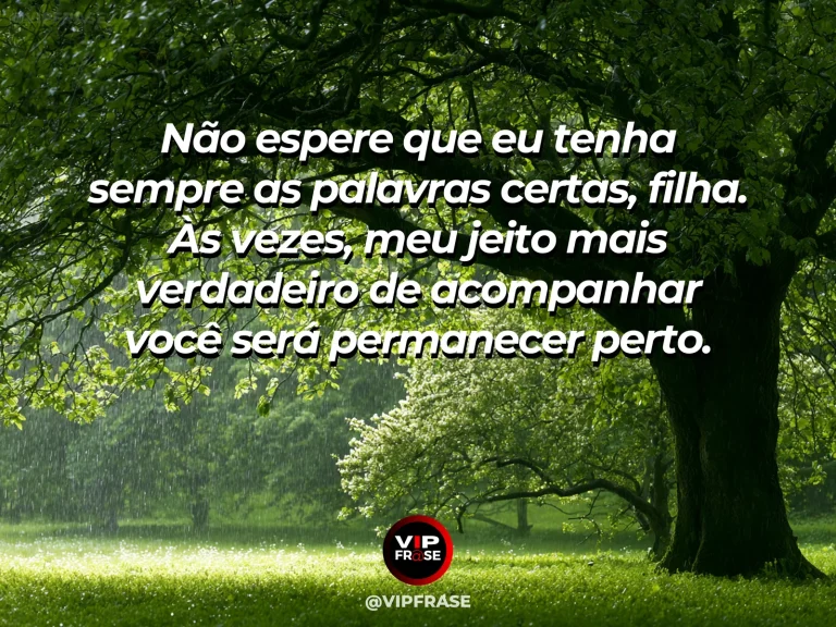 Frase de mãe para filha sobre presença de mãe além das palavras, em ambiente acolhedor com poltronas, flores e luz do dia.