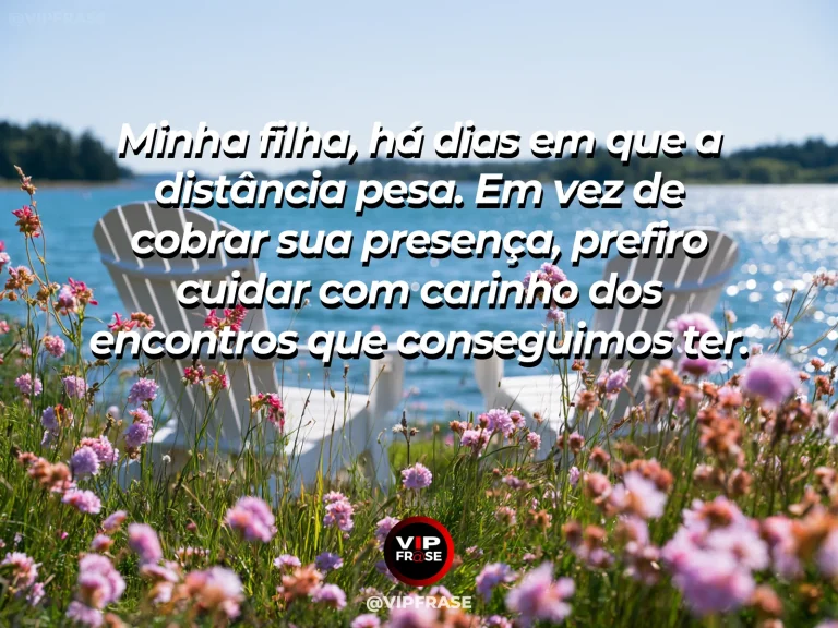 Frase de mãe para filha sobre saudade da filha que mora longe, em paisagem luminosa com água e flores.
