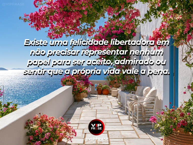 Mensagem de felicidade sobre a leveza de viver com autenticidade, com terraço de casa com porta azul e vasos floridos.