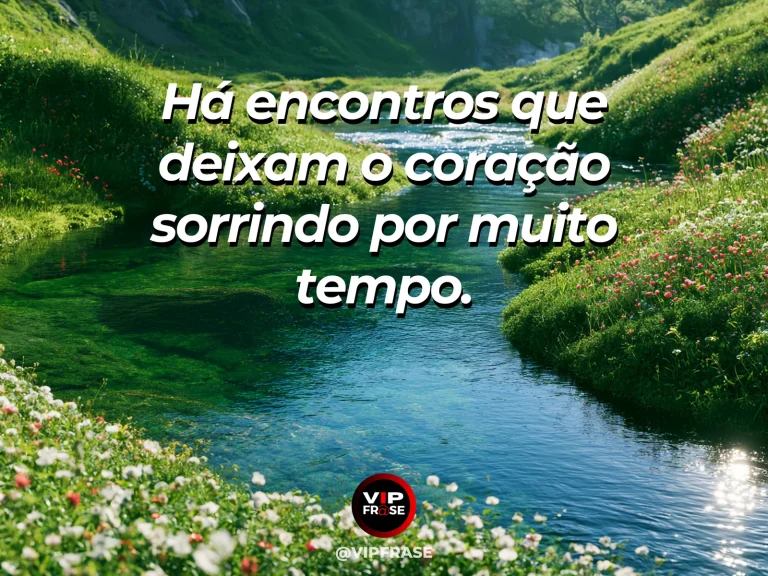 Mensagem de felicidade sobre conexões que fazem sorrir, com ponte de pedra sobre riacho florido.