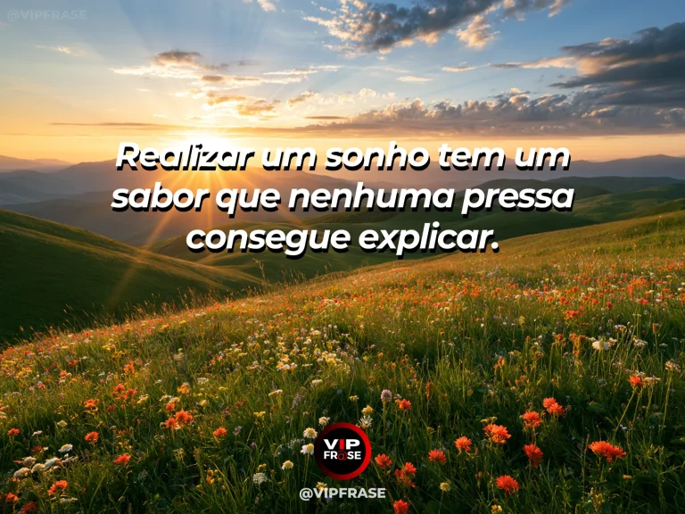 Mensagem de felicidade sobre o gosto de uma conquista, com topo de montanha iluminado ao amanhecer.