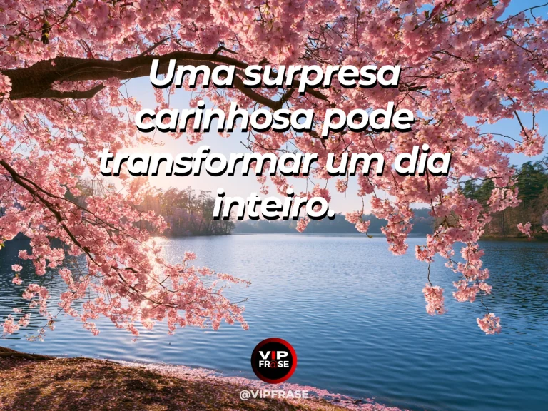 Mensagem de felicidade sobre o valor de uma surpresa, com presente colorido ao lado de flores.