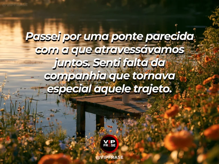 Mensagem de saudade sobre a memória de um caminho compartilhado, com ponte florida sobre riacho claro.