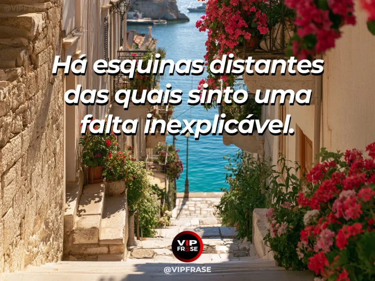 Mensagem de saudade sobre as esquinas que sabem de mim, com esquina de cidade histórica com flores e luz solar.