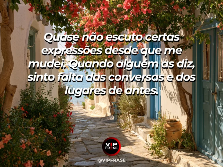 Mensagem de saudade sobre as palavras de um jeito só, com rua de vila com livraria e flores nas janelas.