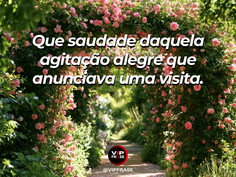 Mensagem de saudade sobre o barulho bom das chegadas, com portão florido com caminho de pedras ensolarado.
