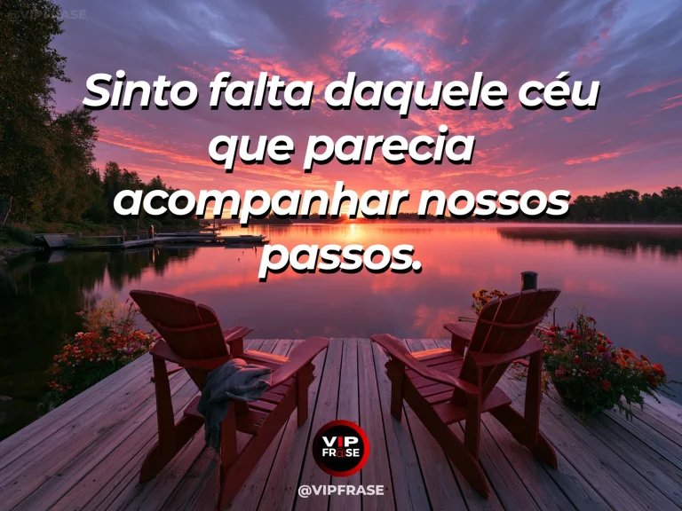 Mensagem de saudade sobre o céu daquela viagem, com céu vibrante de fim de tarde sobre estrada arborizada.