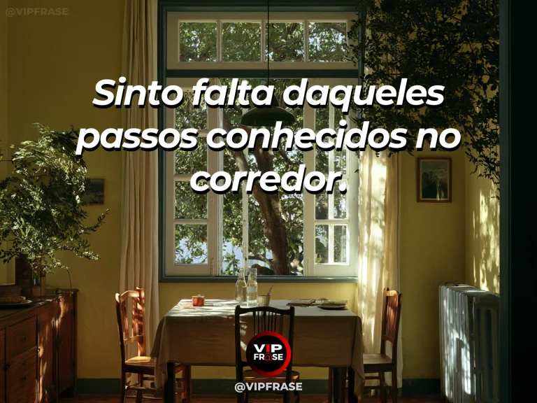Mensagem de saudade sobre o eco dos passos conhecidos, com corredor ensolarado de casa com plantas e porta aberta.