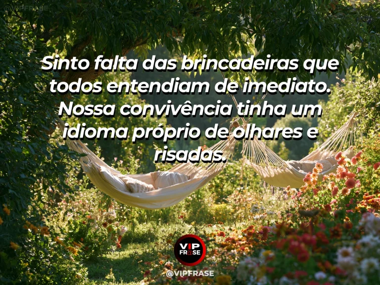 Mensagem de saudade sobre o instante antes do riso, com mesa de jogos desocupada em jardim colorido.