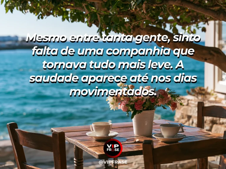 Mensagem de saudade sobre o mundo sem aquela companhia, com mesa de café ao ar livre com duas cadeiras sob flores.