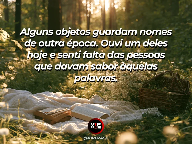 Mensagem de saudade sobre o nome antigo das coisas simples, com objetos vintage em mesa ensolarada com flores.