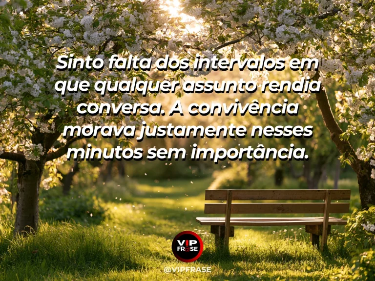 Mensagem de saudade sobre os intervalos que tinham graça, com pátio de escola com bancos e árvores floridas.