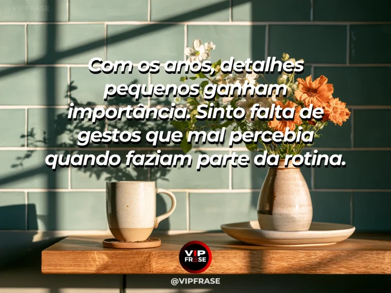 Mensagem de saudade sobre quando o tempo devolve detalhes, com detalhe de mãos envolvendo xícara junto a flores.