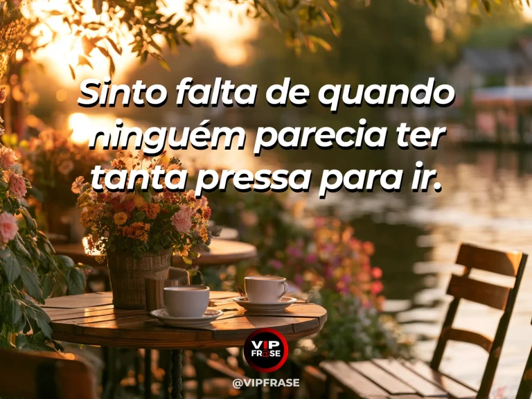 Mensagem de saudade sobre saudade de um tempo sem urgência, com relógio antigo em jardim florido com luz suave.