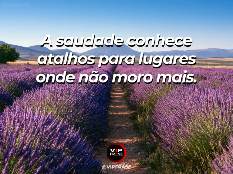 Mensagem de saudade sobre um lugar guardado na memória, com porta de vila ensolarada entre vasos de flores.