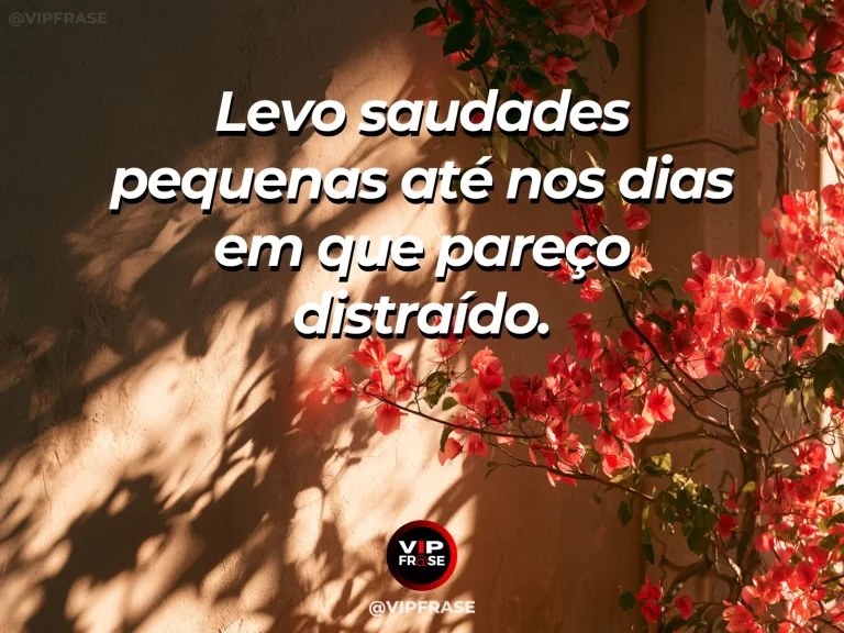 Mensagem de saudade sobre uma saudade escondida no bolso, com bilhete dobrado no bolso de jaqueta sobre banco iluminado.