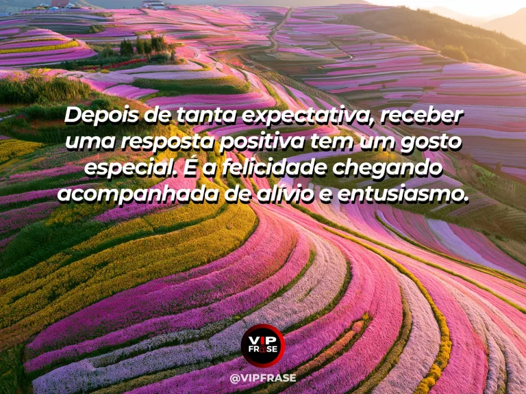Mensagem sobre felicidade e quando a espera termina em sorriso, com golden sunrise over flowering hillside and open sky.