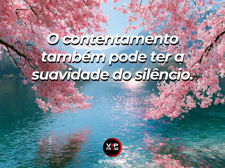 Mensagem sobre felicidade e uma alegria que cabe no silêncio, com still alpine lake with pink spring blossoms reflecting on water.