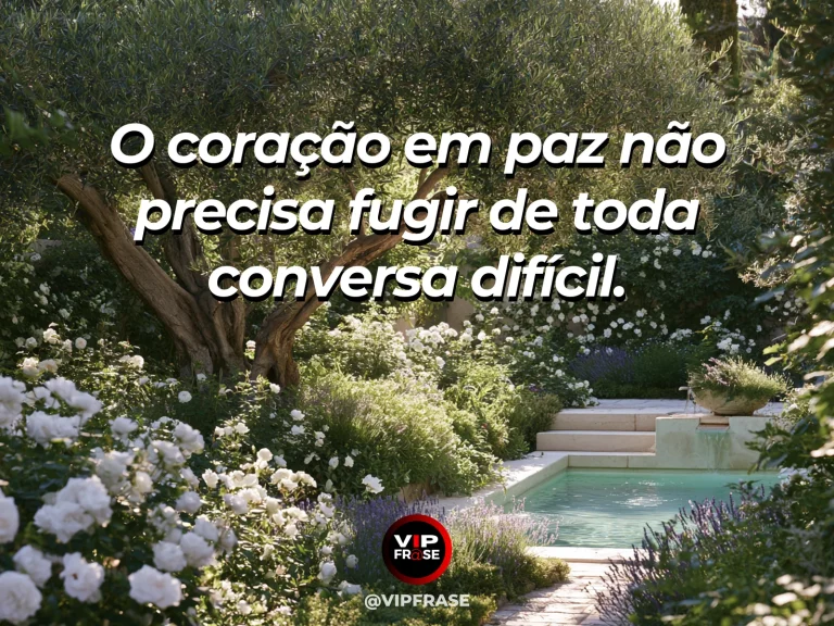 Mensagem sobre a quietude que não foge da vida, com jardim ao amanhecer, banco de pedra à sombra de oliveiras.