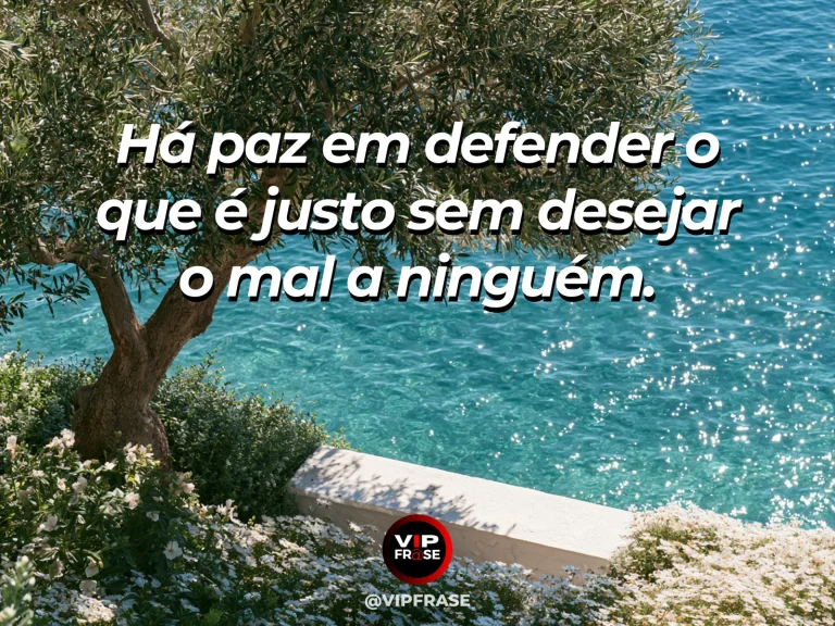 Mensagem sobre ser pacífico sem fechar os olhos, com farol branco discreto em costão florido sob céu azul.