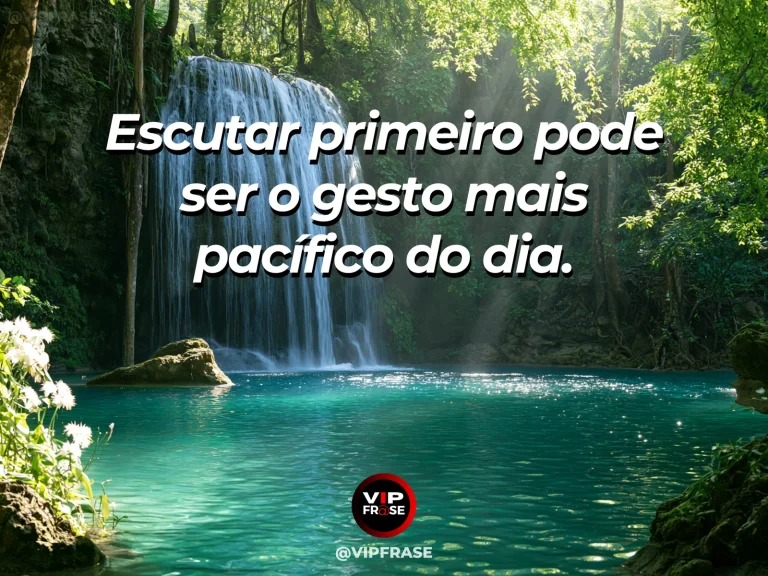 Mensagem sobre silêncio que prepara palavras melhores, com córrego límpido em mata iluminada, pedras suaves.