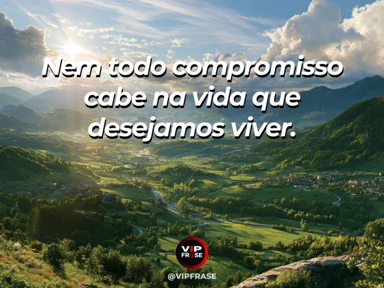 Mensagem sobre a vida, com um caderno fechado sobre mesa de café voltada para um jardim.