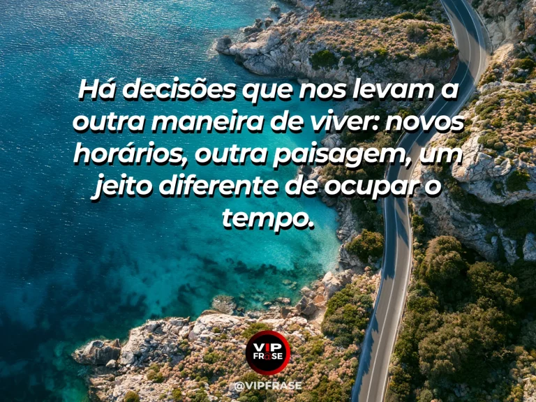 Mensagem sobre a vida, com rua de vila costeira com bicicletas e floreiras coloridas.