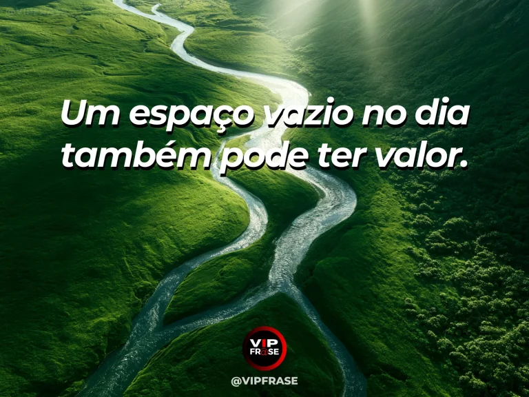 Mensagem sobre a vida, com pátio aberto com luz e espaço entre canteiros de flores.