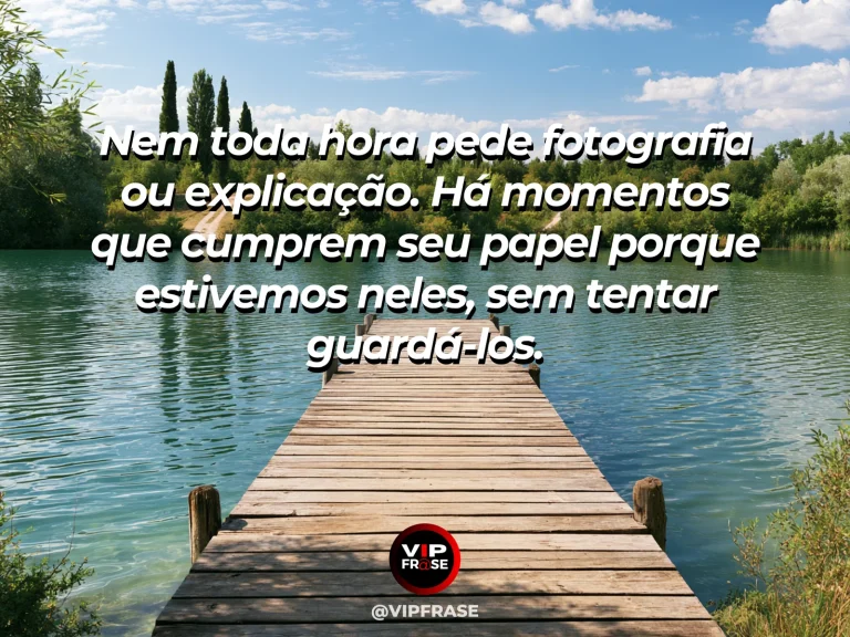 Mensagem sobre a vida, com um banco de jardim cercado de flores à beira de um rio calmo.