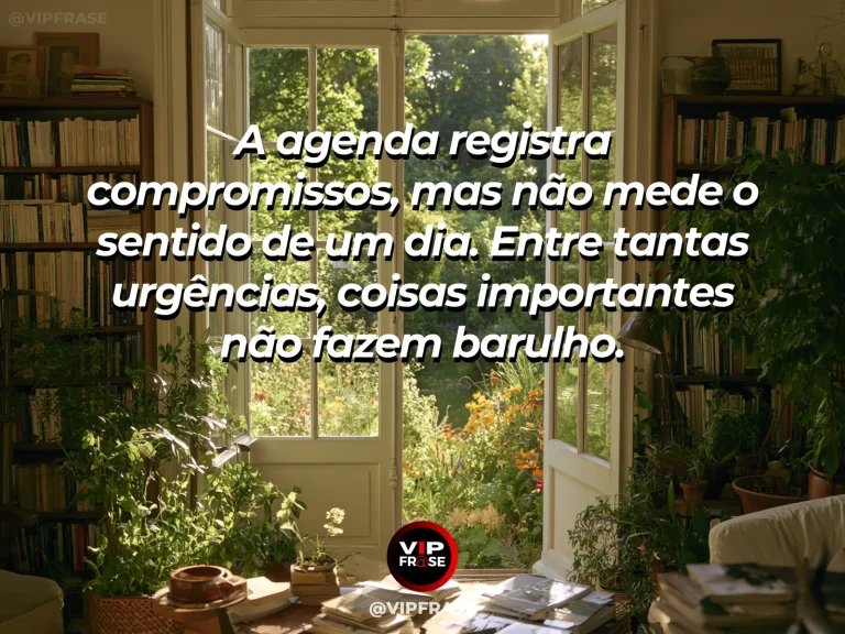Mensagem sobre a vida com mesa no campo com caderno e flores.