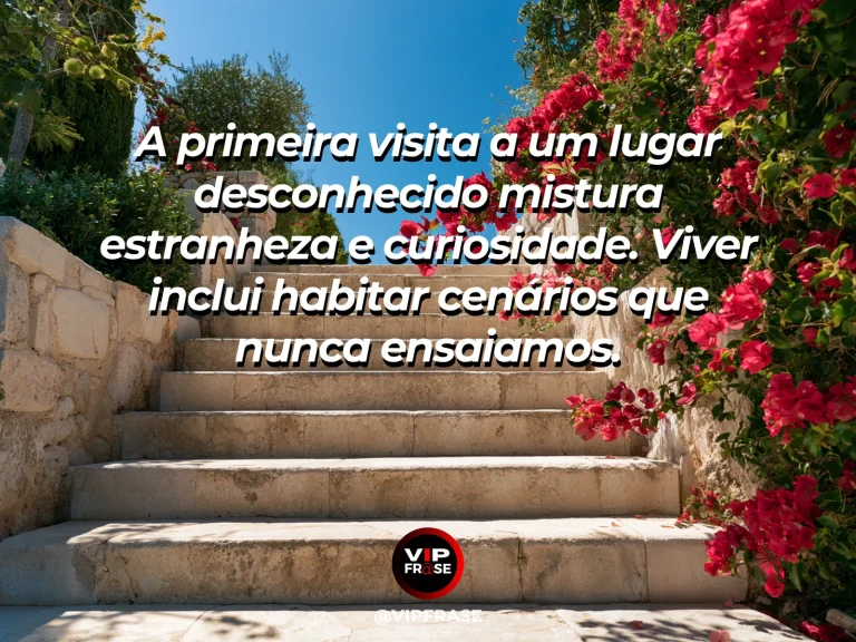 Mensagem sobre a vida, com porta antiga aberta para uma ruela desconhecida repleta de flores.