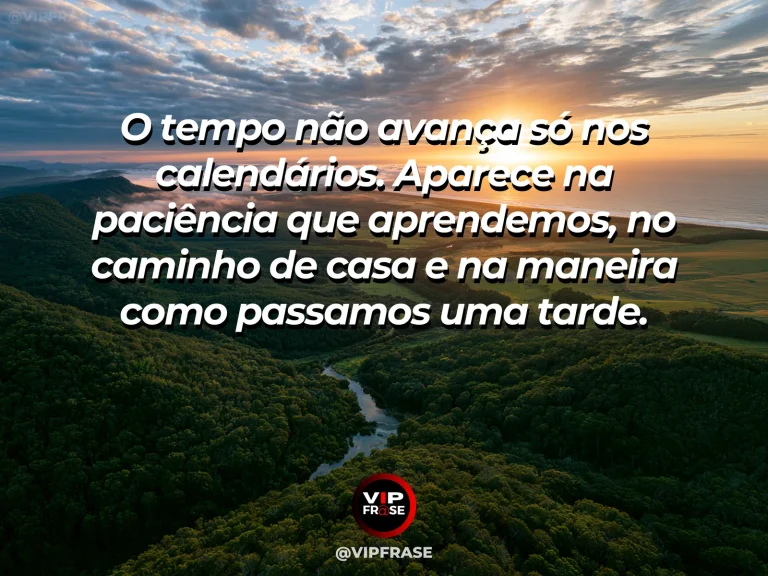 Mensagem sobre a vida, com uma praça histórica iluminada com relógio antigo e floreiras.
