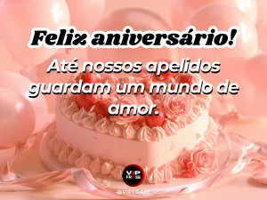 Mensagem de aniversário para esposa sobre amor e cumplicidade, com cenário romântico iluminado.
