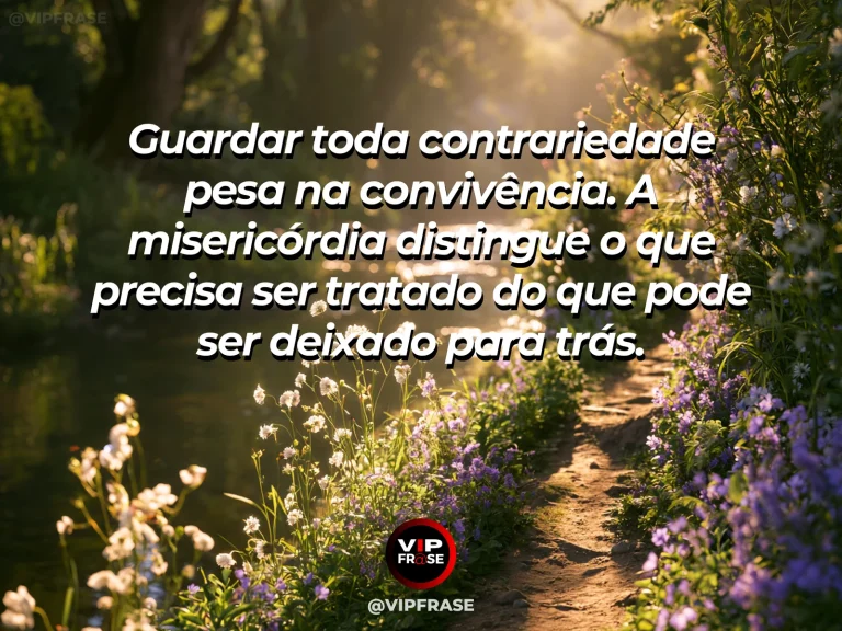Arte com frase de paz sobre misericórdia diante das contrariedades, em cenário de jardim com roseiras e trilha pacífica sob árvores.