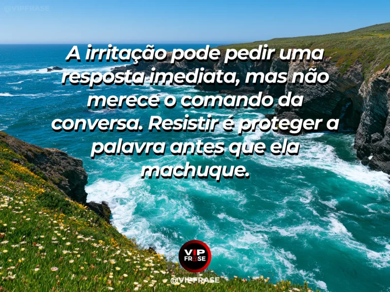 Frase de força sobre não alimentar a própria ira, ilustrada por um leão em repouso observando sem reagir às ondas ao longe.