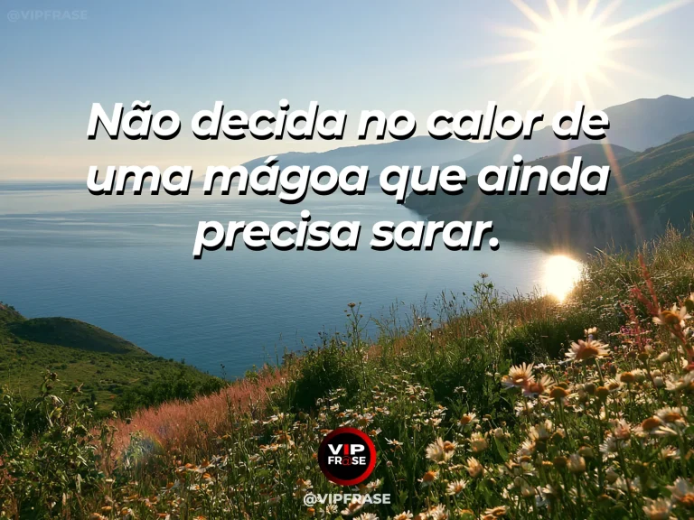 Mensagem de sabedoria sobre decisões depois de acalmar a mágoa, com praia luminosa com ondas suaves ao amanhecer.