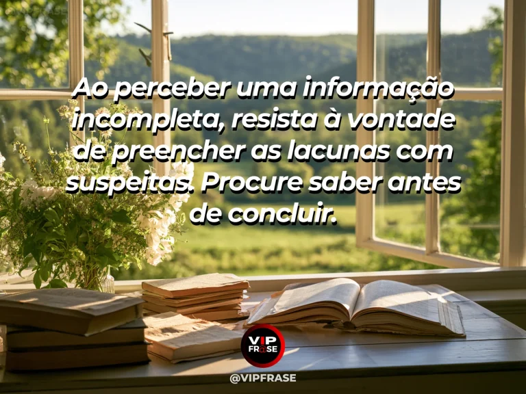 Frase de sabedoria sobre apuração de informações incompletas, com lupa de latão sobre páginas em branco diante de janela luminosa.