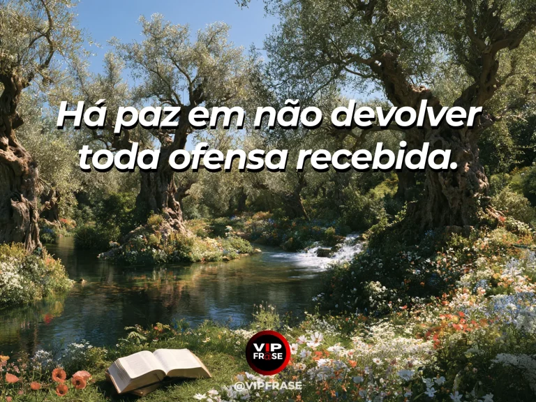 Arte com frase de paz sobre não revidar também preserva a paz, em cenário de riacho límpido entre rochas cobertas de musgo e flores brancas.
