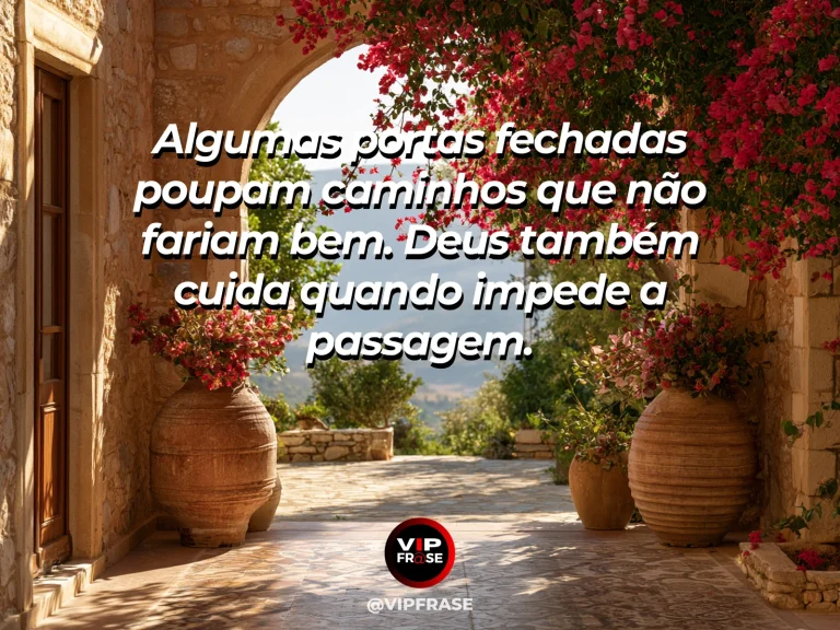 Frase sobre Deus com portão antigo de madeira fechado diante de um jardim florido visto ao fundo, com luz dourada lateral.