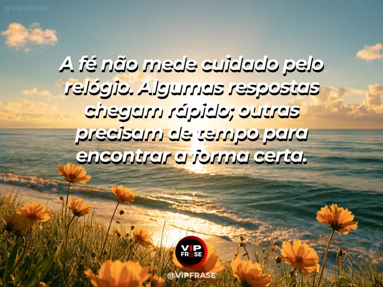 Frase de fé com poças naturais em rochas costeiras, com maré chegando lentamente e reflexos dourados.