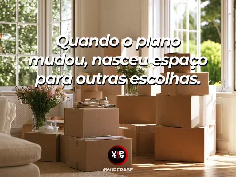 Mensagem sobre novos planos em mesa iluminada com caderno e jardim.