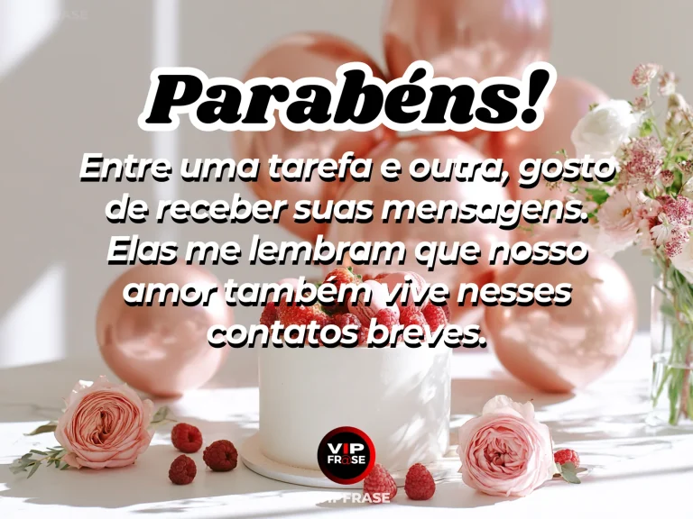 Mensagem de aniversário para esposa sobre amor e cumplicidade, com flores e luz natural.