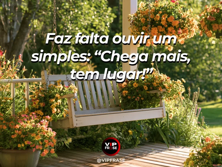 Mensagem sobre saudade, com varanda de casa com cadeiras de madeira e almofadas coloridas.