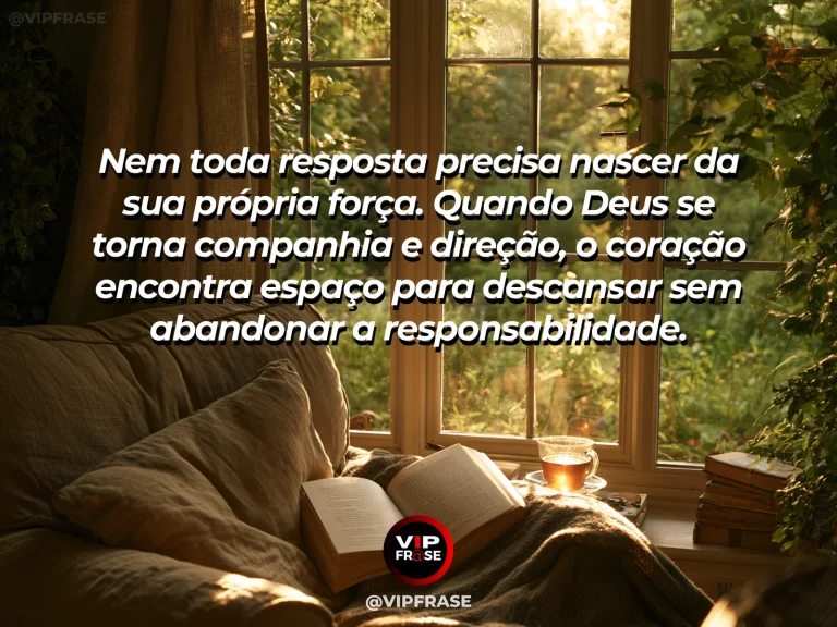 Frase sobre Deus com sala elegante com sofá macio, lareira suave, plantas e grandes janelas para paisagem verde.