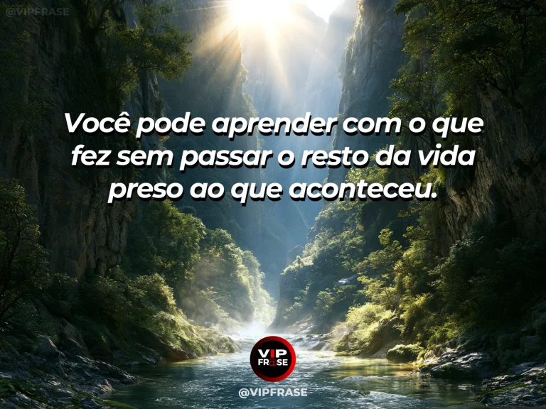 Frase de superação em old chain resting open beside a bright path.