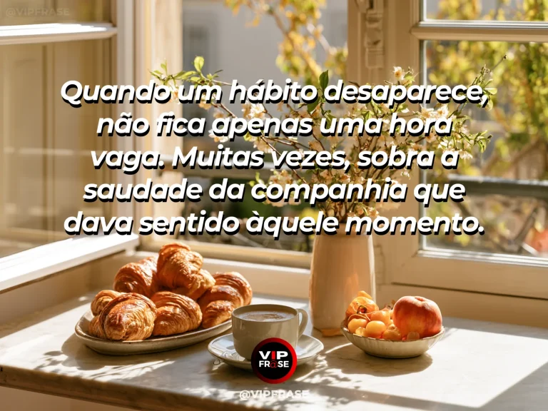 Frase sobre saudade com relógio de mesa vintage e duas canecas em luz da tarde.